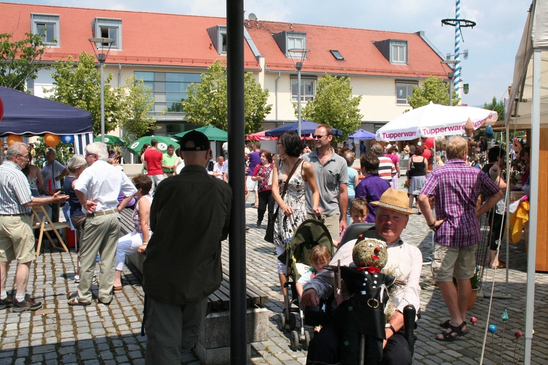 Kopie von 050_Auf dem Dorfplatz.jpg