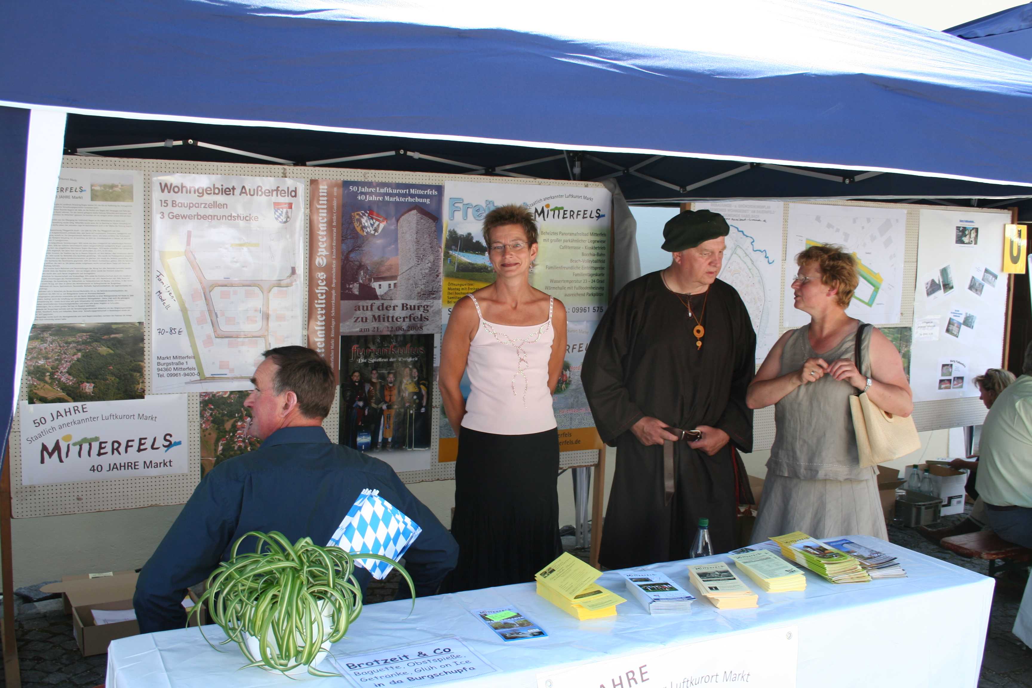 Am Stand der Marktgemeinde Mitterfels.jpg