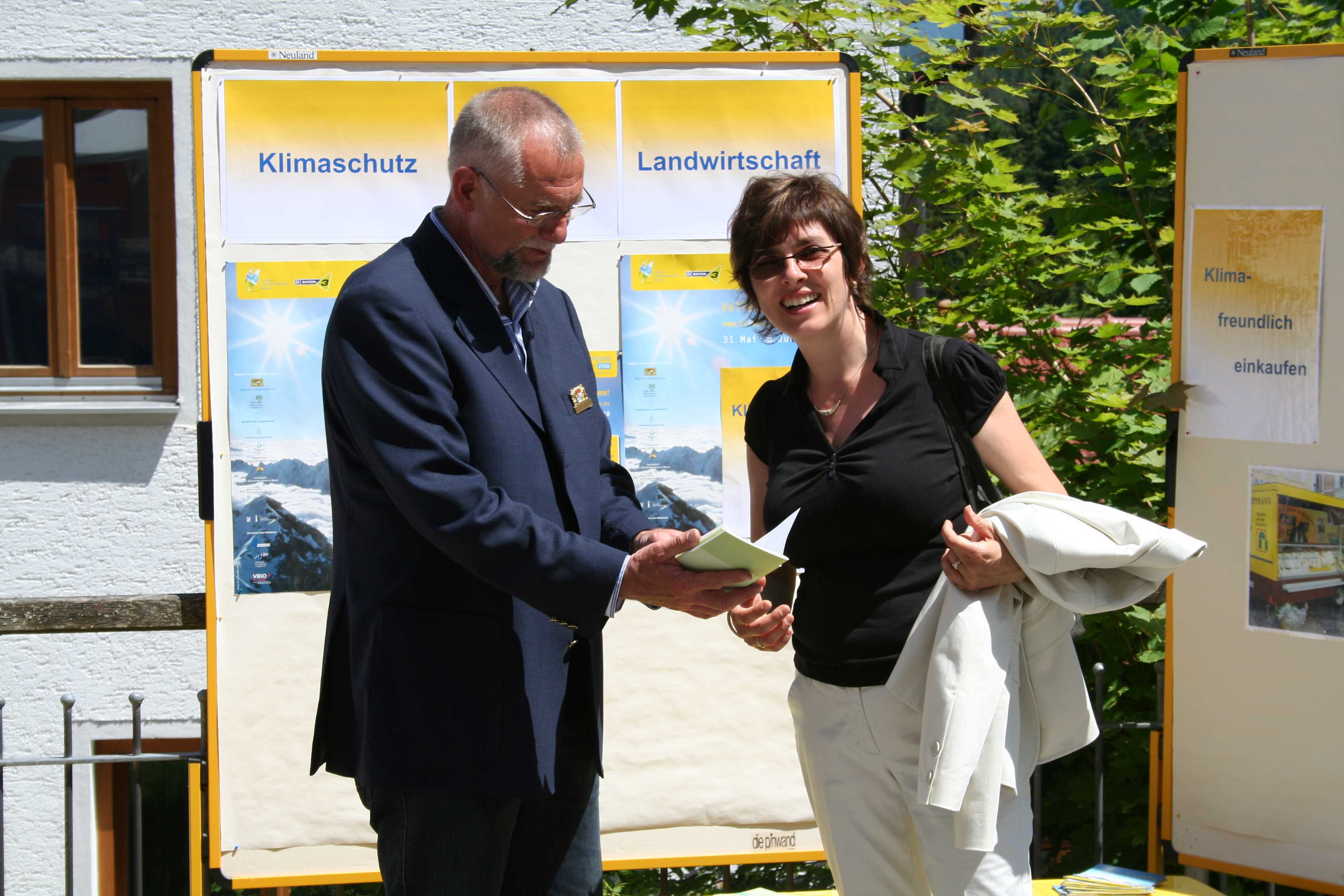 Amt für Landwirtschaft und Forsten stellt Holzbroschüre vor.jpg