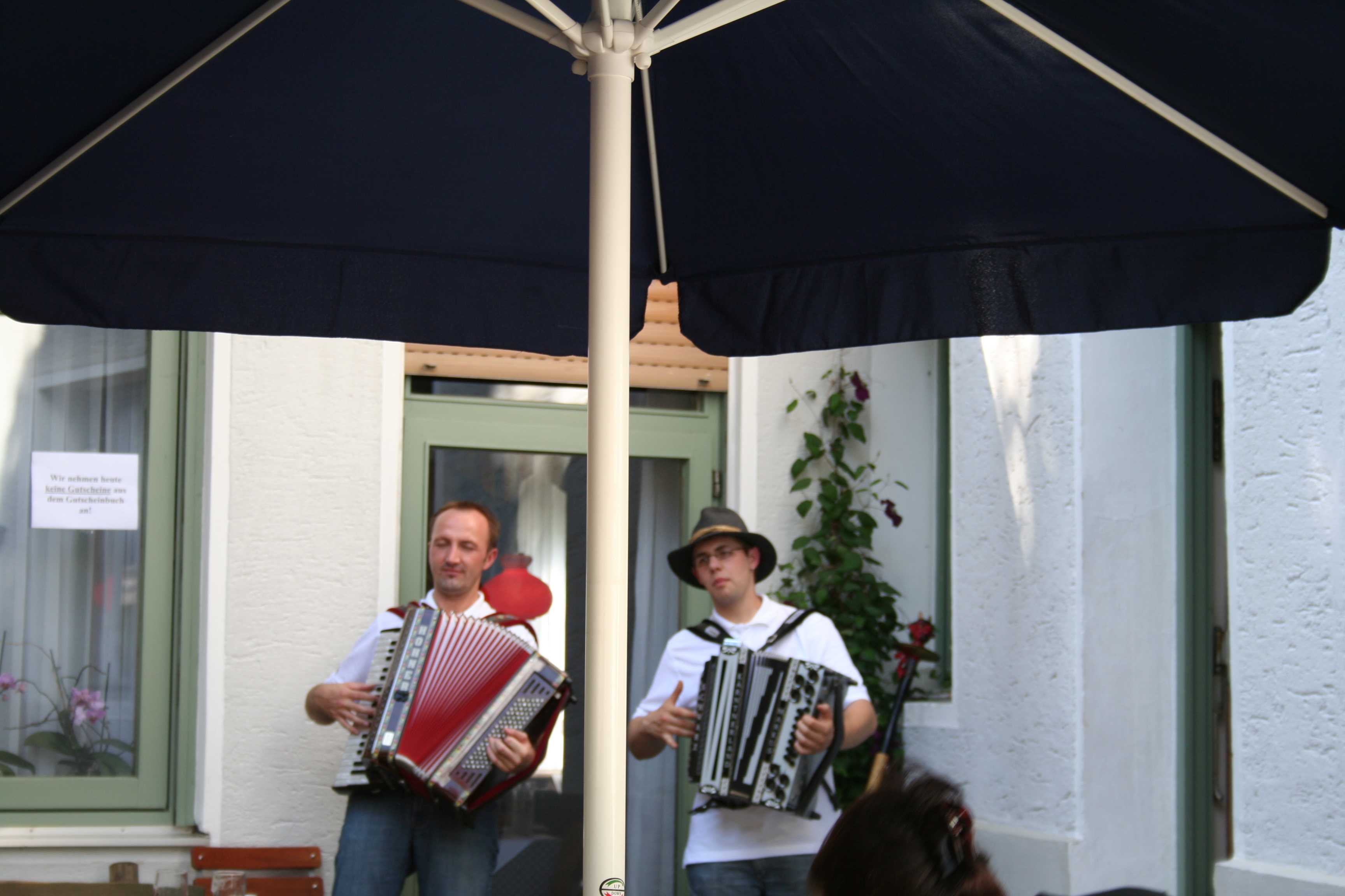 Beim Musikantenfreundlichen Gasthaus zum Fischer-Veri.jpg