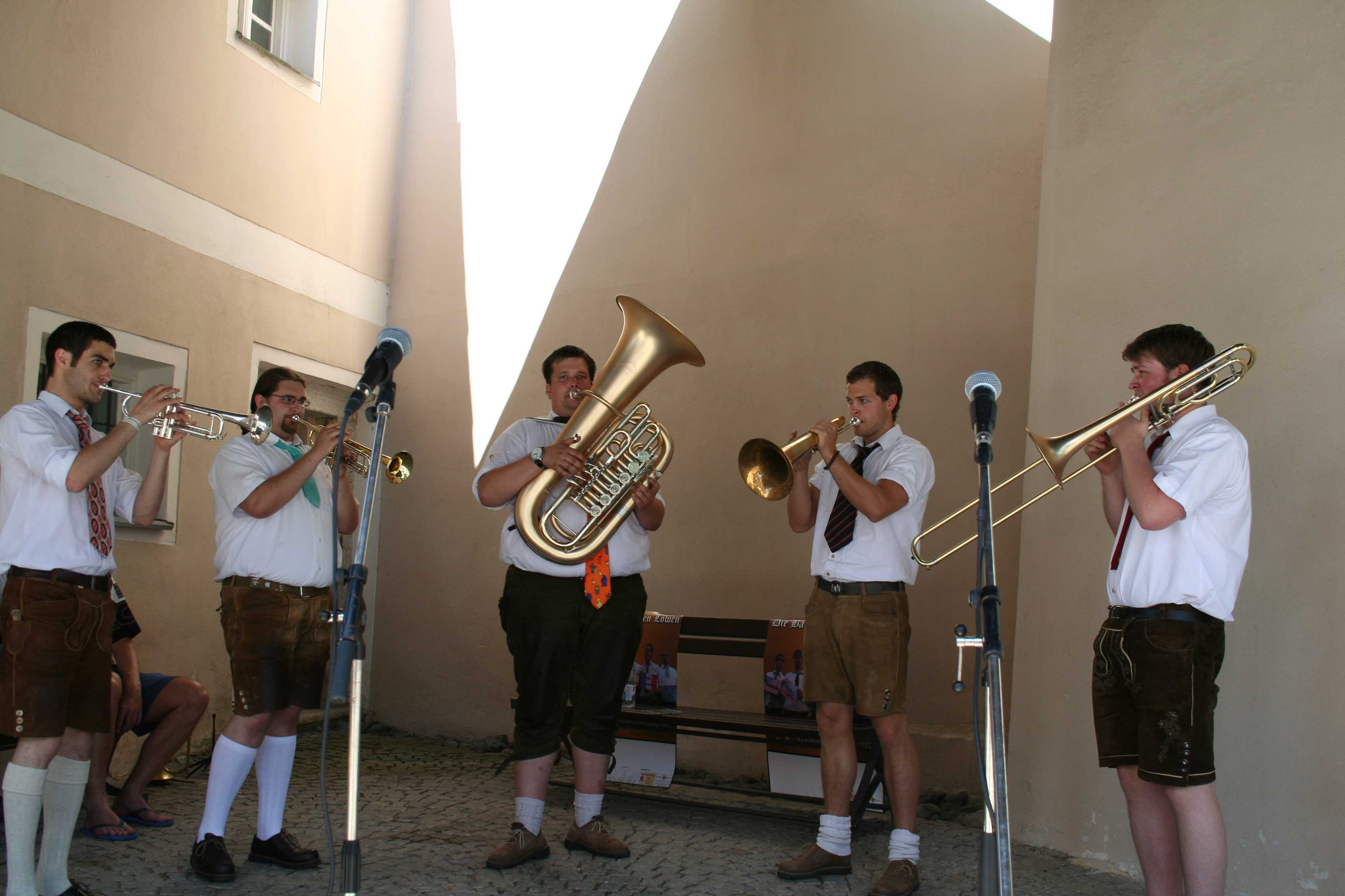 Blasmusiktheater Bayerische Löwen.jpg