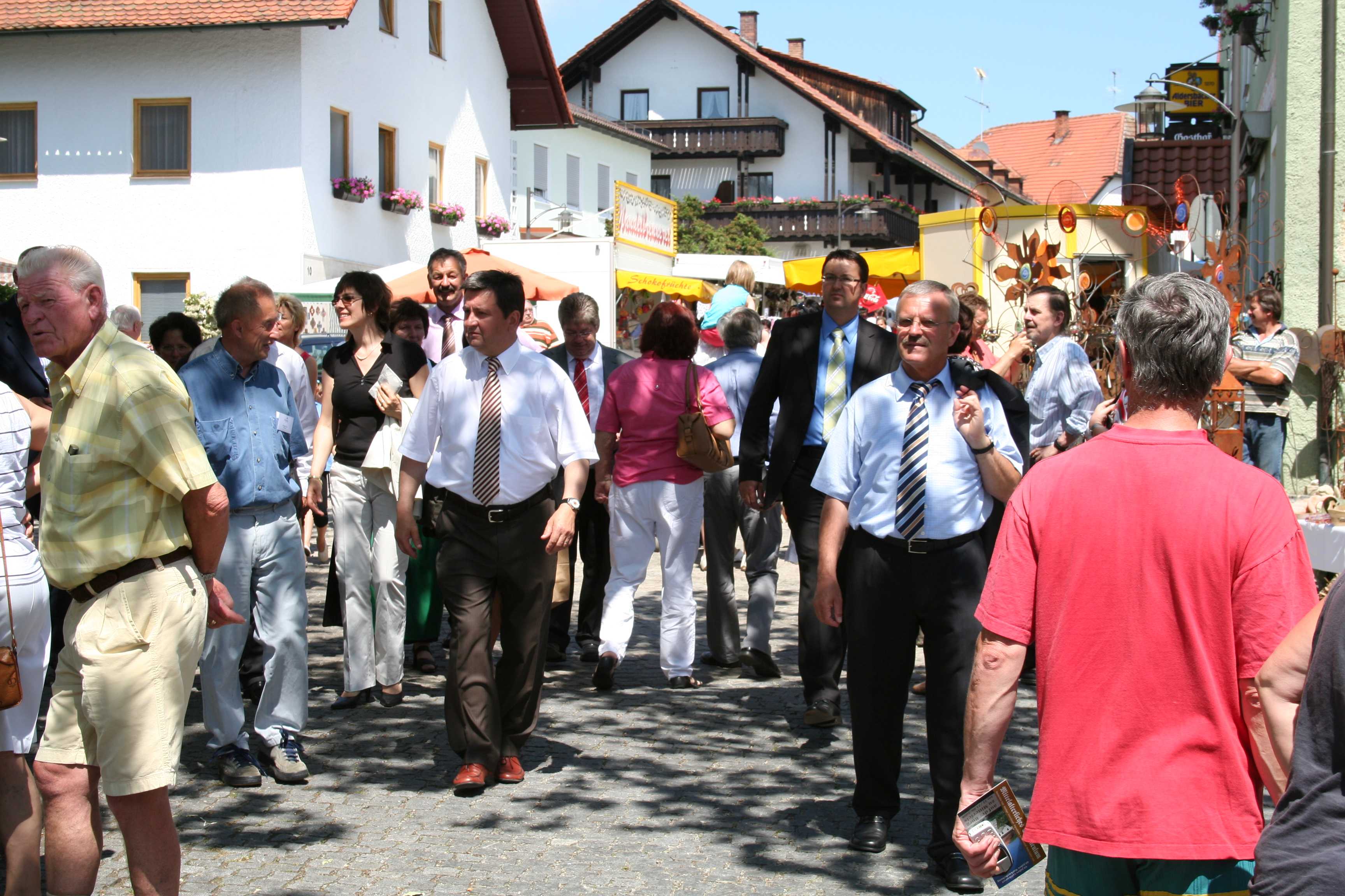 Buntes Markttreiben in der Burgstraße.jpg