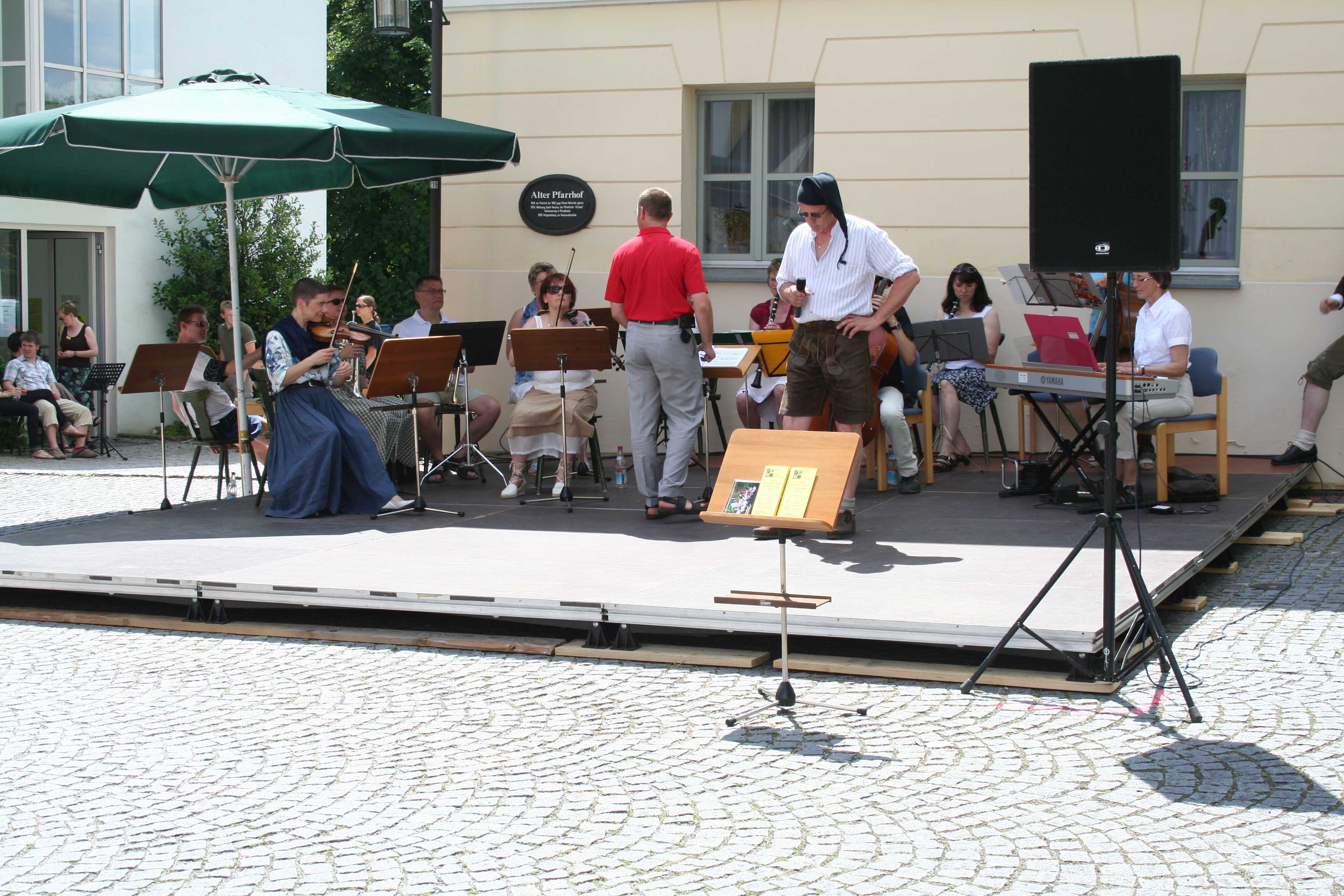 Burgtheaterverein und Salonorchester stimmen aufs Freilichtspiel ein.jpg