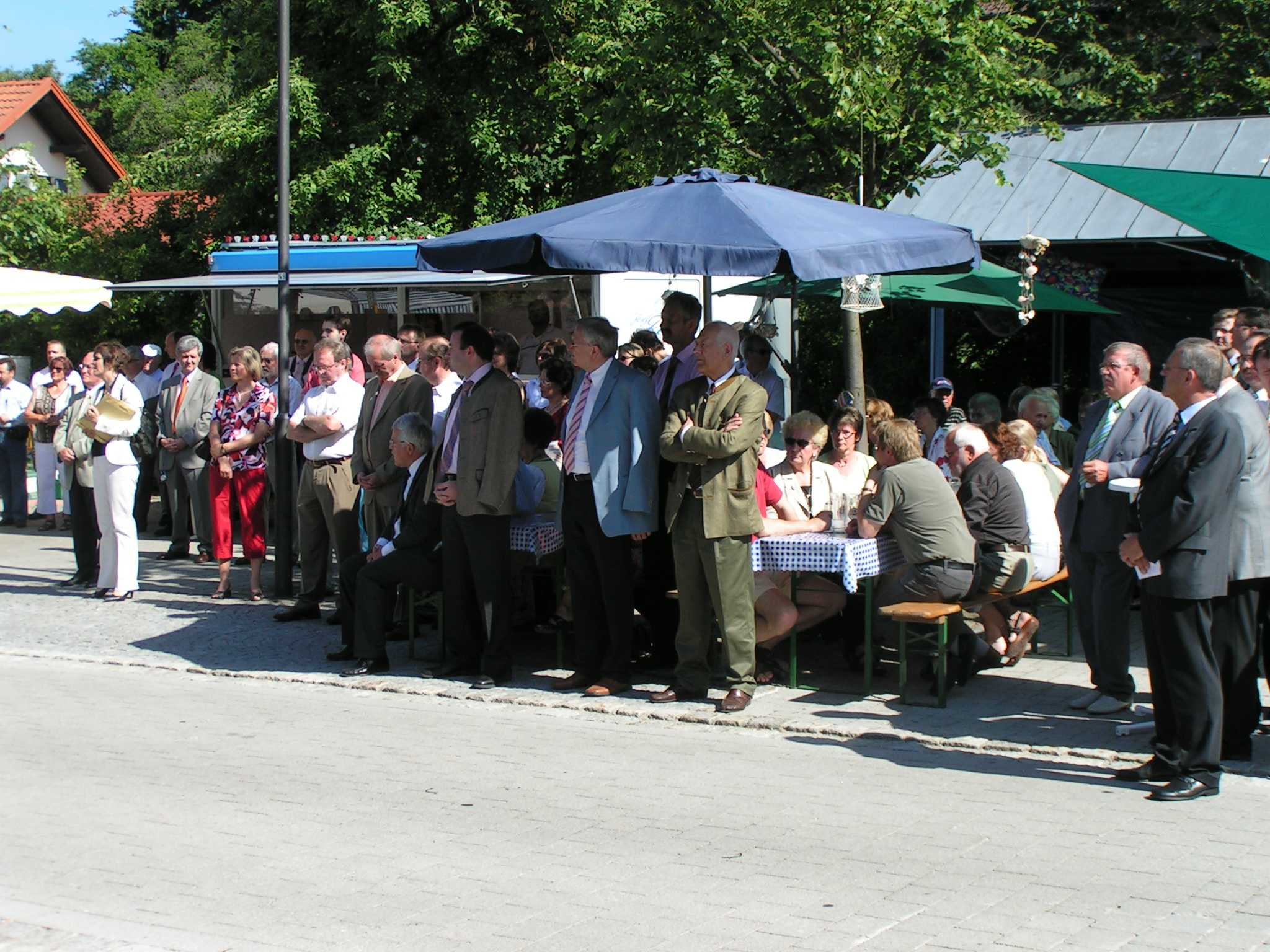 Ehrengäste bei der Eröffnung2.jpg