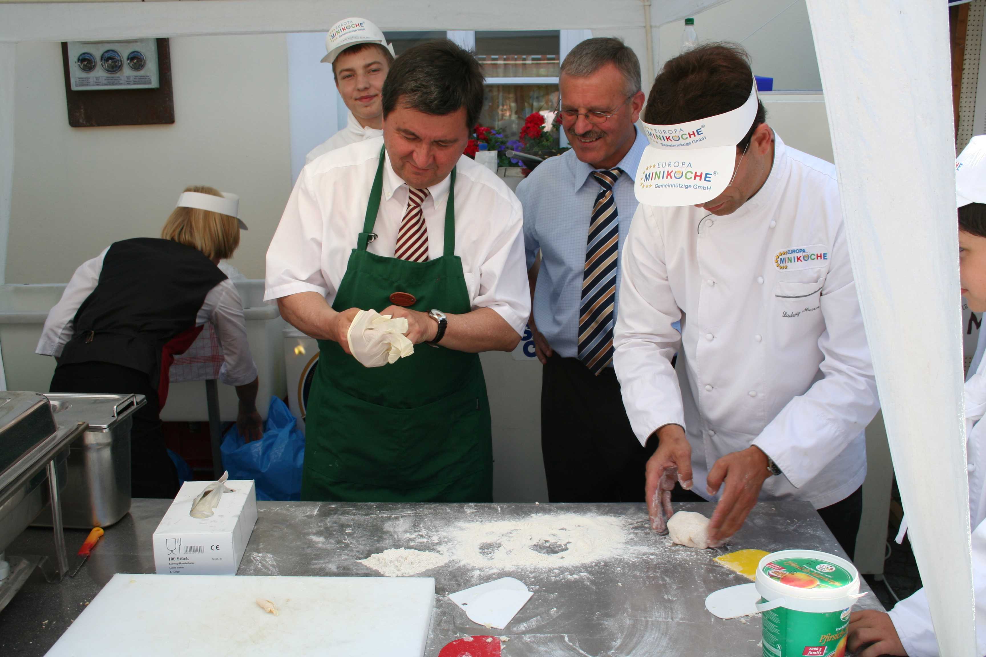 Miniköche - LR Reisinger bei der Fingernudelherstellung.jpg