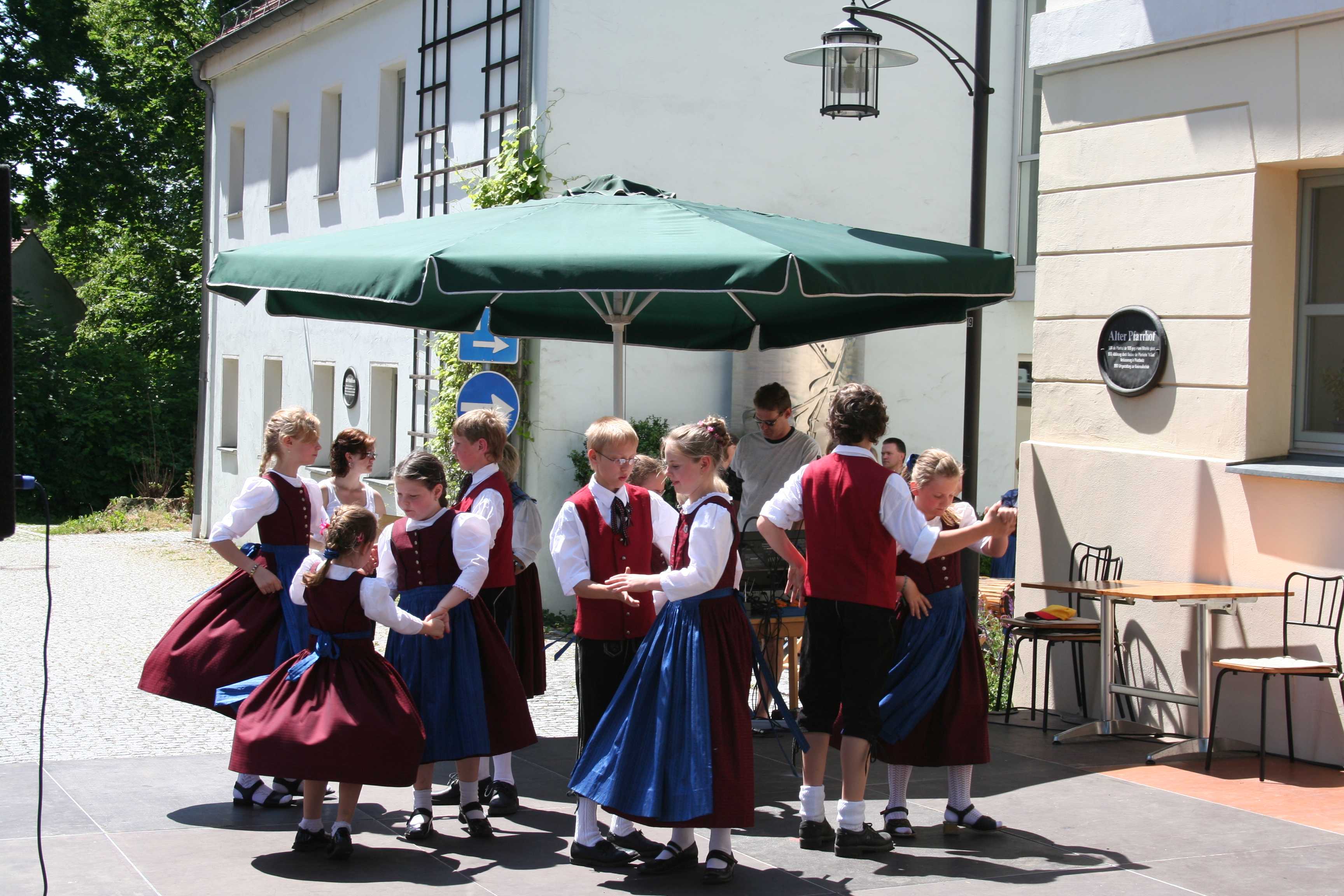 Trachtenjugend präsentiert traditionelle Tänze.jpg